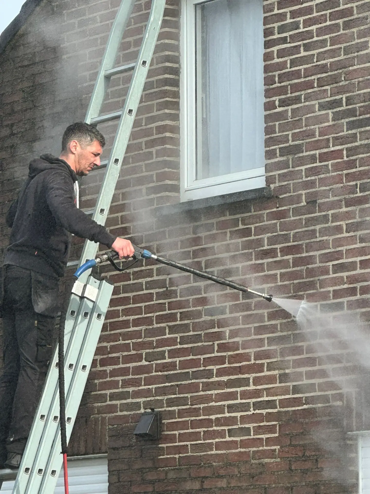 Hydrofuge aanbrengen op een bakstenen gevel