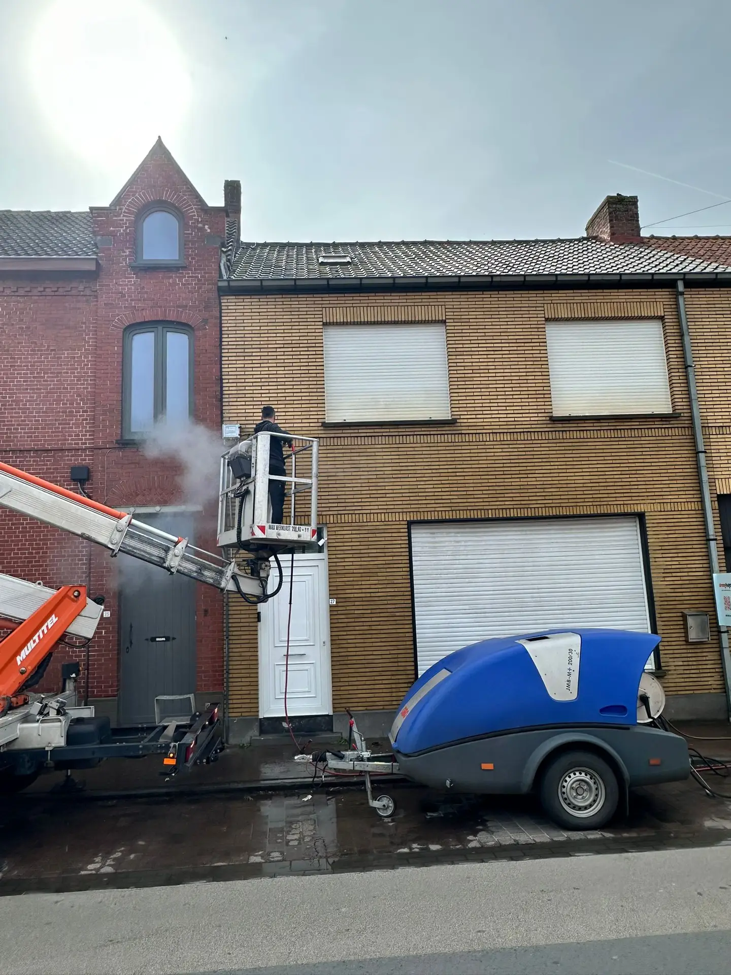Installatie van Drooghuys voor gevelreiniging aan een rijwoning