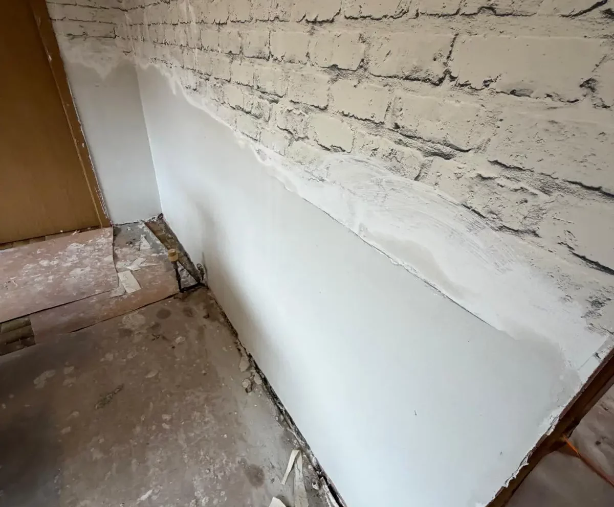 Muur die behandeld werd tegen opstijgend vocht door injecteren van de muren.